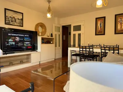 Una televisión o centro de entretenimiento en Apartamento en Luis Montoto, Nervión. Céntrico