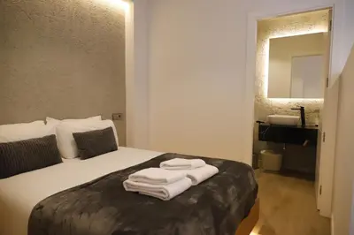 Cama o camas de una habitación en MEDINA HOMES PUENTE ROMANO