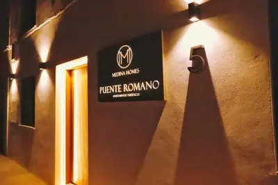 Certificado, premio, señal o documento que está expuesto en MEDINA HOMES PUENTE ROMANO