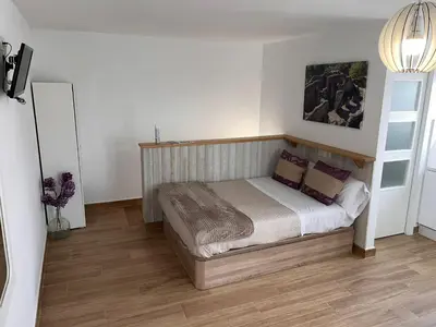 Cama o camas de una habitación en APARTAMENTO , LOFT BOBASTRO CErCA DEL CAMINITO DEL REY ARDALES