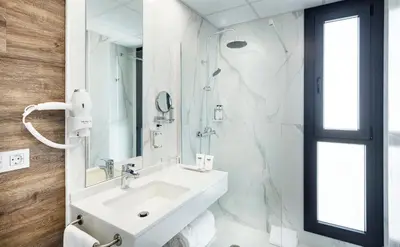 Un baño de Sercotel Córdoba Delicias