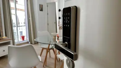 Una televisión o centro de entretenimiento en Mata Mua Suites