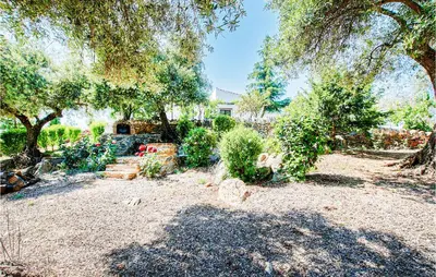 Jardín al aire libre en Awesome Home In Constantina With Wifi