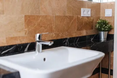 Un baño de Magno Apartments Vidrio
