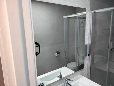 Un baño de Loft La Calahorra con posibilidad de aparcamiento Pregunta por el PACK MÁS AMOR