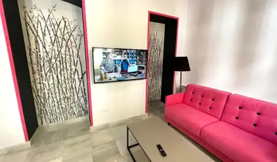 Una televisión o centro de entretenimiento en Ritual Alameda Suites