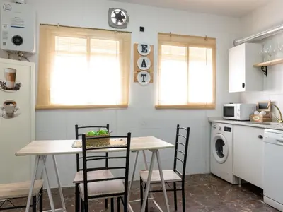Una cocina o zona de cocina en Atico Puente Romano PARKING GRATUITO