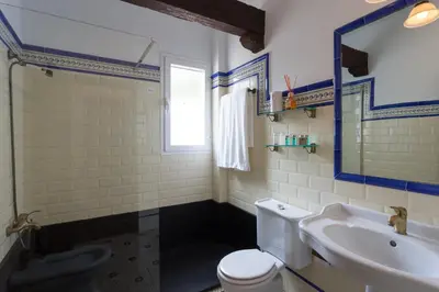 Un baño de Las Aguas del Arbuniel con Pista de Pádel