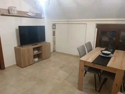 Una televisión o centro de entretenimiento en alojamiento matilla