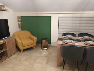 Una televisión o centro de entretenimiento en alojamiento matilla