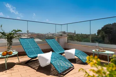 Un balcón o terraza de Palacio del siglo XVII frente a los Jardines de Murillo