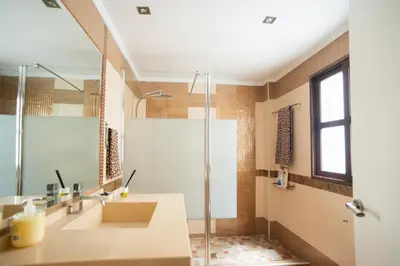 Un baño de DEANES ROOMS