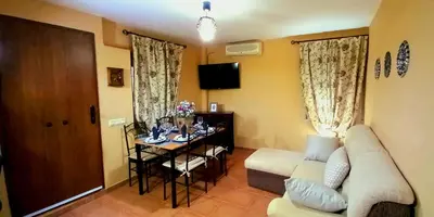 Una televisión o centro de entretenimiento en Chalet rural La Solana, a 12 Kilómetros de Córdoba en plena sierra, con piscina