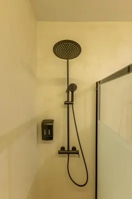 Un baño de Resolana Suites