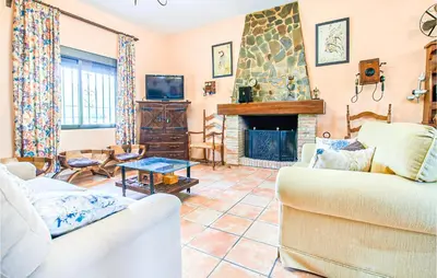 Una televisión o centro de entretenimiento en Stunning Home In Villafranca De Cordoba