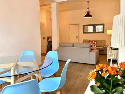 Zona de estar de Acogedor apt 8pax 4Bdr 2Bth - CozyHomeSevilla6