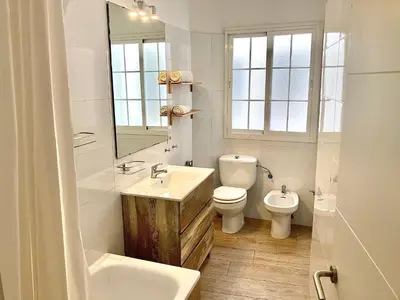 Un baño de Acogedor apt 8pax 4Bdr 2Bth - CozyHomeSevilla6