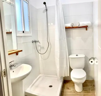 Un baño de Acogedor apt 8pax 4Bdr 2Bth - CozyHomeSevilla6