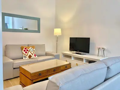 Una televisión o centro de entretenimiento en Acogedor apt 8pax 4Bdr 2Bth - CozyHomeSevilla6