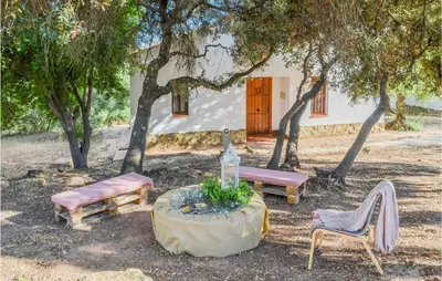 Jardín al aire libre en Awesome Home In Estepa With Kitchenette
