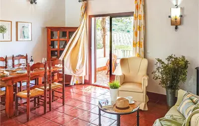 Zona de estar de Cozy Home In Estepa With Kitchen