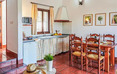 Una cocina o zona de cocina en Cozy Home In Estepa With Kitchen