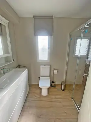 Un baño de Amplio piso en el mágico barrio de Santa Cruz