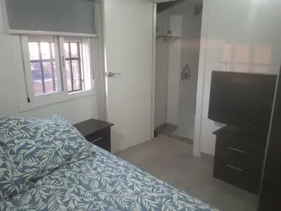 Una televisión o centro de entretenimiento en Al-Qurtuba Mirador de Andalusį