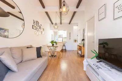Una televisión o centro de entretenimiento en ISG Apartments Relator
