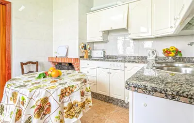 Una cocina o zona de cocina en 4 Bedroom Awesome Home In Zafarraya