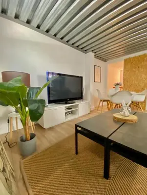 Una televisión o centro de entretenimiento en Loft Alameda en Sevilla