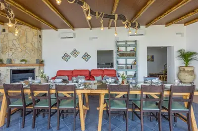Un restaurante o sitio para comer en Casa Rural Maimones.