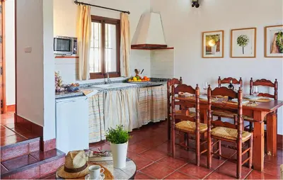 Una cocina o zona de cocina en Stunning Home In Estepa With Wifi