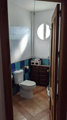 Un baño de Cómodo piso en Cardeña (Córdoba)