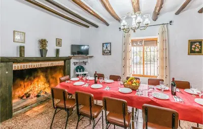 Una televisión o centro de entretenimiento en Cozy Home In Villanueva Del Rosario