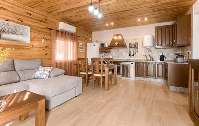 Una cocina o zona de cocina en 2 Bedroom Amazing Home In Rute