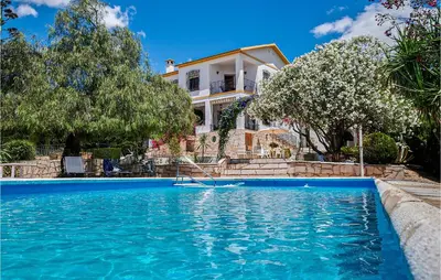 Piscina en o cerca de 6 Bedroom Cozy Home In Lucena