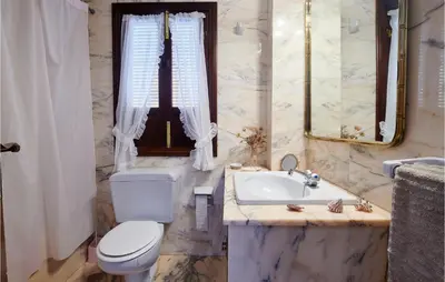 Un baño de 6 Bedroom Cozy Home In Lucena