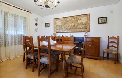 Zona de estar de 6 Bedroom Cozy Home In Lucena