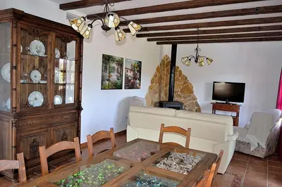 Una televisión o centro de entretenimiento en CASA PEPE Y MARI CON PISCINA