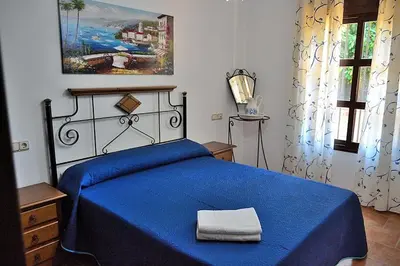 Cama o camas de una habitación en CASA PEPE Y MARI CON PISCINA