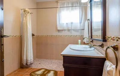 Un baño de 7 Bedroom Awesome Home In Lucena