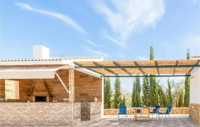 Un balcón o terraza de 7 Bedroom Awesome Home In Lucena