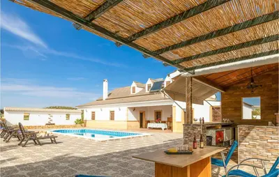 Piscina en o cerca de 7 Bedroom Awesome Home In Lucena