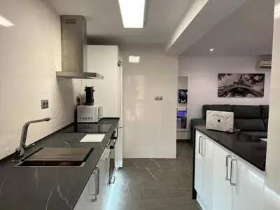 Una cocina o zona de cocina en Apartamento espacioso de diseño a 3 min RENFE con Parking Privado