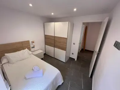 Cama o camas de una habitación en Apartamento espacioso de diseño a 3 min RENFE con Parking Privado