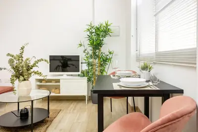 Una televisión o centro de entretenimiento en ISG Apartments Encantador estudio en Alameda de Hércules