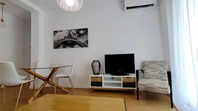 Una televisión o centro de entretenimiento en Selecta 3 dormitorios junto a Sanchez Pizjuan