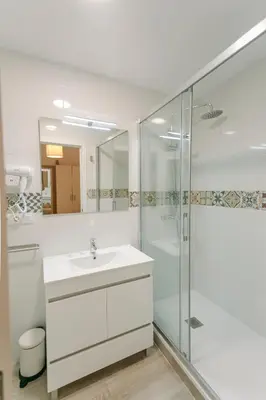 Un baño de One&Lux San Luis Feel at Home in a Renovated Apartment