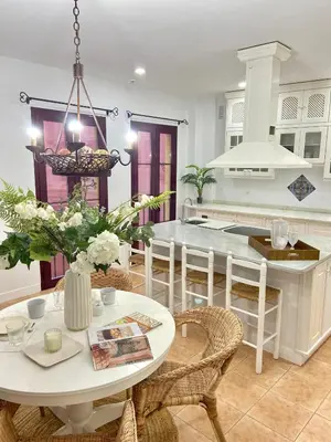 Una cocina o zona de cocina en CASA PALACIO SXVIII CON PISCINA en centro histórico de SEVILLA